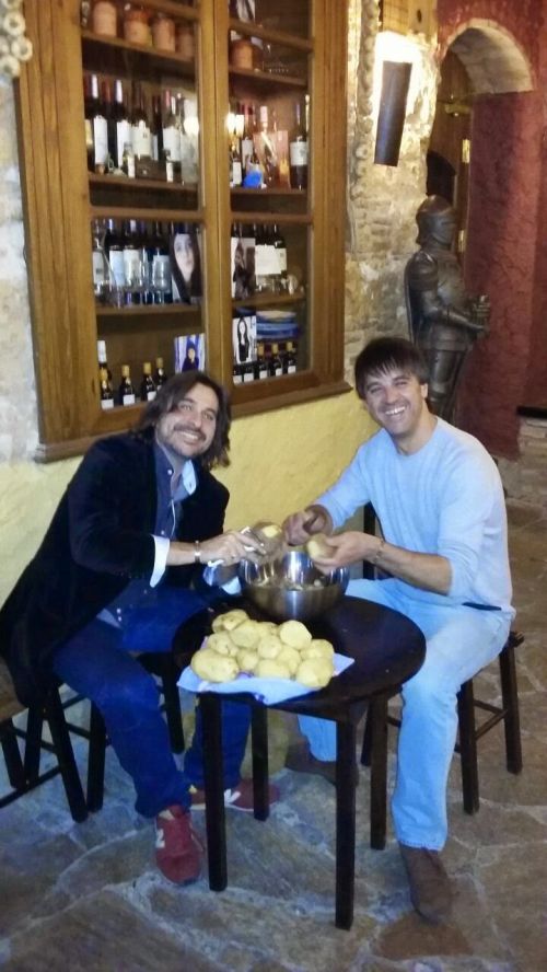 Pelando paps ricas del Marques de Cdiz con el amigo Jos Vega gran guitarrista